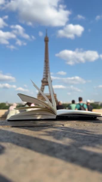 Wind Flipping Notebook Pages Torre Eiffel Fondo París Francia Concepto — Vídeo de stock