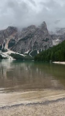 Dağlardaki göl, sakin manzara, doğa geçmişi. Yüksek kaliteli FullHD görüntüler