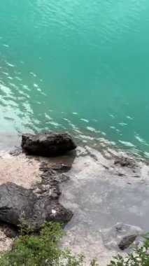 Dolomitler Alpler Kristal Turkuaz Gölü Sakin Arkaplanı. Yüksek kaliteli FullHD görüntüler