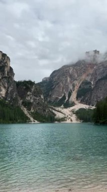 Dolomitler Alpler Kristal Turkuaz Gölü Sakin Arkaplanı. Yüksek kaliteli FullHD görüntüler