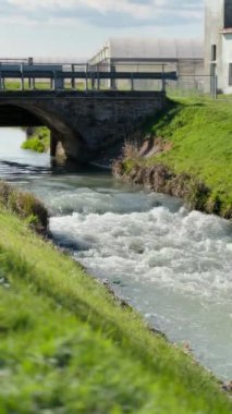 Strong River, Green Grass ve Blue Sky. Yüksek kaliteli FullHD görüntüler