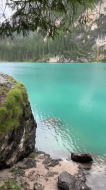Dolomitler Alpler Kristal Turkuaz Gölü Sakin Arkaplanı. Yüksek kaliteli FullHD görüntüler