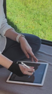 Tablet 'e Dijital Çizimin Yakın Çekimi. Yüksek kalite 4k görüntü