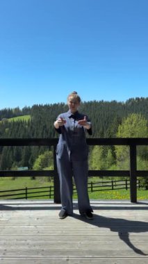 Doğadaki Enerjiyi Artırmak için Qi Gong Egzersizleri. Yüksek kalite 4k görüntü