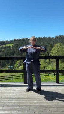 Doğadaki Enerjiyi Artırmak için Qi Gong Egzersizleri. Yüksek kalite 4k görüntü