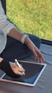 Tablet 'e Dijital Çizimin Yakın Çekimi. Yüksek kalite 4k görüntü