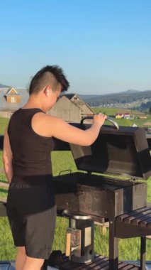 Mangal mangalı için kömür hazırlanıyor. Yüksek kalite 4k görüntü