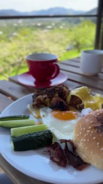 Manzaralı Manzaralı Kahvaltı. Yüksek kalite 4k görüntü