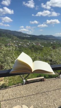 Doğada Açık Kitap. Yüksek kalite 4k görüntü