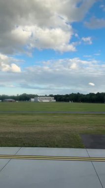 Yolcu Pencere Koltuğu 'ndan uçak kalkış görüntüsü. Yüksek kalite 4k görüntü