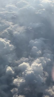 Pofuduk Bulutlu Gökyüzü Yolcu Uçağı 'ndan Görüldü. Yüksek kalite 4k görüntü