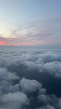 Gündüz uçuşu sırasında Uçak Koltuğu 'ndan güzel beyaz bulutlar. Yüksek kalite 4k görüntü
