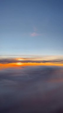 Gün doğumunda Bulutların Üzerinde Uçmak, Uçak Penceresinden Görüş. Yüksek kalite 4k görüntü