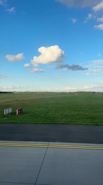 Yolcu Pencere Koltuğu 'ndan uçak kalkış görüntüsü. Yüksek kalite 4k görüntü