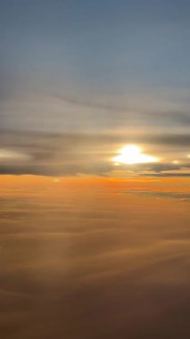 Gün doğumunda Bulutların Üzerinde Uçmak, Uçak Penceresinden Görüş. Yüksek kalite 4k görüntü