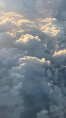 Pofuduk Bulutlu Gökyüzü Yolcu Uçağı 'ndan Görüldü. Yüksek kalite 4k görüntü