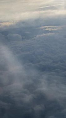 Pofuduk Bulutlu Gökyüzü Yolcu Uçağı 'ndan Görüldü. Yüksek kalite 4k görüntü