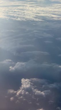 Pofuduk Bulutlu Gökyüzü Yolcu Uçağı 'ndan Görüldü. Yüksek kalite 4k görüntü