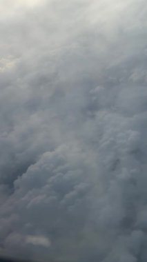 Pofuduk Bulutlu Gökyüzü Yolcu Uçağı 'ndan Görüldü. Yüksek kalite 4k görüntü