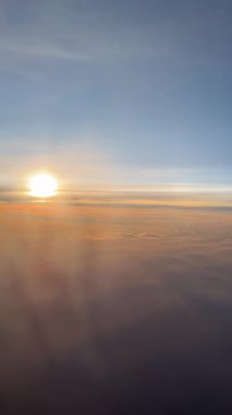 Gün doğumunda Bulutların Üzerinde Uçmak, Uçak Penceresinden Görüş. Yüksek kalite 4k görüntü