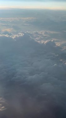 Pofuduk Bulutlu Gökyüzü Yolcu Uçağı 'ndan Görüldü. Yüksek kalite 4k görüntü