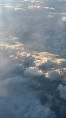 Pofuduk Bulutlu Gökyüzü Yolcu Uçağı 'ndan Görüldü. Yüksek kalite 4k görüntü