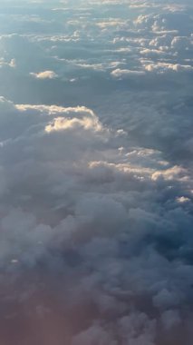 Pofuduk Bulutlu Gökyüzü Yolcu Uçağı 'ndan Görüldü. Yüksek kalite 4k görüntü