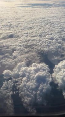 Pofuduk Bulutlu Gökyüzü Yolcu Uçağı 'ndan Görüldü. Yüksek kalite 4k görüntü