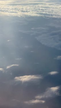 Gündüz uçuşu sırasında Uçak Koltuğu 'ndan güzel beyaz bulutlar. Yüksek kalite 4k görüntü