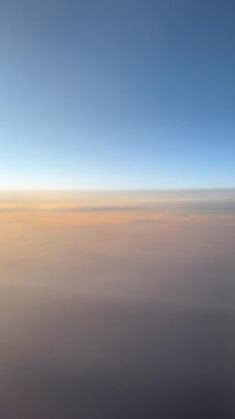 Sunse 'da Bulutların Üzerinde Uçmak, Uçak Penceresinden Görüş. Yüksek kalite 4k görüntü