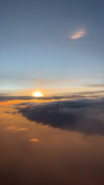 Gün doğumunda Bulutların Üzerinde Uçmak, Uçak Penceresinden Görüş. Yüksek kalite 4k görüntü