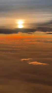 Gün doğumunda Bulutların Üzerinde Uçmak, Uçak Penceresinden Görüş. Yüksek kalite 4k görüntü