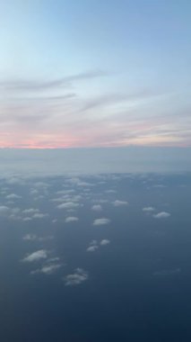 Gündüz uçuşu sırasında Uçak Koltuğu 'ndan güzel beyaz bulutlar. Yüksek kalite 4k görüntü