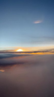 Gün doğumunda Bulutların Üzerinde Uçmak, Uçak Penceresinden Görüş. Yüksek kalite 4k görüntü