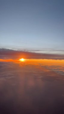 Gün doğumunda Bulutların Üzerinde Uçmak, Uçak Penceresinden Görüş. Yüksek kalite 4k görüntü