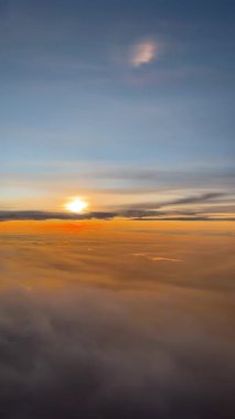 Gün doğumunda Bulutların Üzerinde Uçmak, Uçak Penceresinden Görüş. Yüksek kalite 4k görüntü