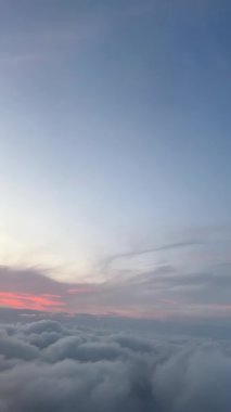 Bulutlu Gök 'ün Üzerindeki Uçuş, Jet Window' dan Hava Sahası. Yüksek kalite 4k görüntü