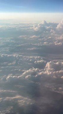 Uçaktaki Beyaz Kabarık Bulutlar 'ın görüntüsü. Yüksek kalite 4k görüntü