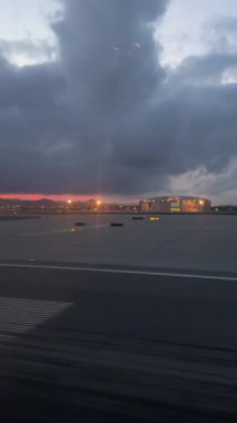 Yolcu tarafından kalkan bir uçak var. Yüksek kalite 4k görüntü