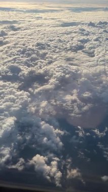 Bulutlu Gök 'ün Üzerindeki Uçuş, Jet Window' dan Hava Sahası. Yüksek kalite 4k görüntü