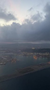 Bulutlu Gök 'ün Üzerindeki Uçuş, Jet Window' dan Hava Sahası. Yüksek kalite 4k görüntü