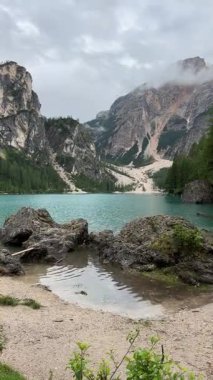 Dolomitler Alpler Kristal Turkuaz Gölü Sakin Arkaplanı. Yüksek kaliteli FullHD görüntüler