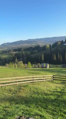 Dağlık bir arazide doğayı kucaklamak. Yüksek kalite 4k görüntü