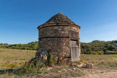 Fransa 'nın kırsal kesimlerinde eski, yuvarlak, taştan bir çiftlik binası.