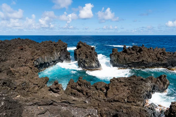 Waianapanapa Eyalet Parkı 'nın tropikal bir manzarası olan Maui' de dağların üzerinde fırtına bulutları oluşuyor.