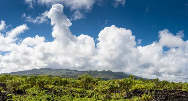 Maui, Hawa 'daki tropikal bir arazide dağların üzerinde oluşan fırtına bulutlarından oluşan bir manzara.