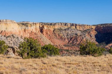 Hayalet Çiftliği, New Mexico 'da renkli kayalıklar ve dağlar