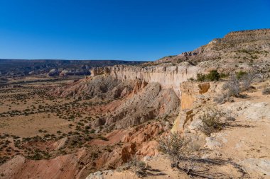 New Mexico 'daki Hayalet Çiftliği' nin geniş manzaralı kanyon kenarı ve renkli uçurumları