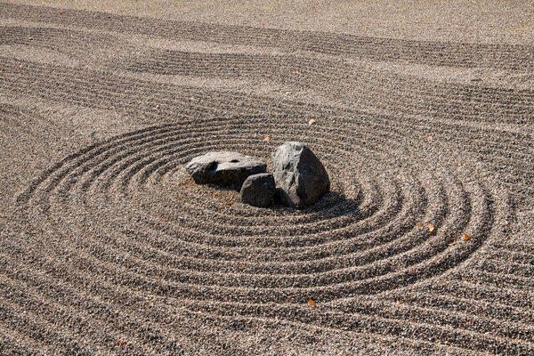 Круговой абстрактный рисунок камней в саду дзен-медитации