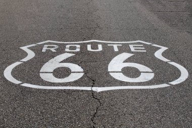 Güney Kaliforniya 'daki efsanevi otoyolun kırık, siyah asfaltına beyaza boyanmış 66 numaralı yol sembolü.
